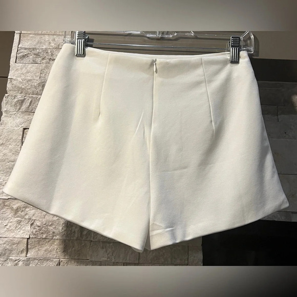 Lulu's size 2 White Embroidered Shorts - Picture 3 of 5